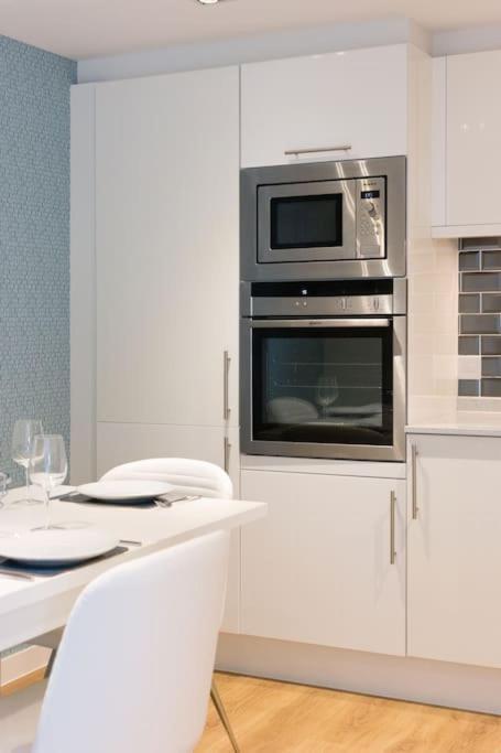 Stunning 2 Bed Apartment, Fabulous Sea View & 2 Minutes To Beach With Parking Bournemouth Ngoại thất bức ảnh