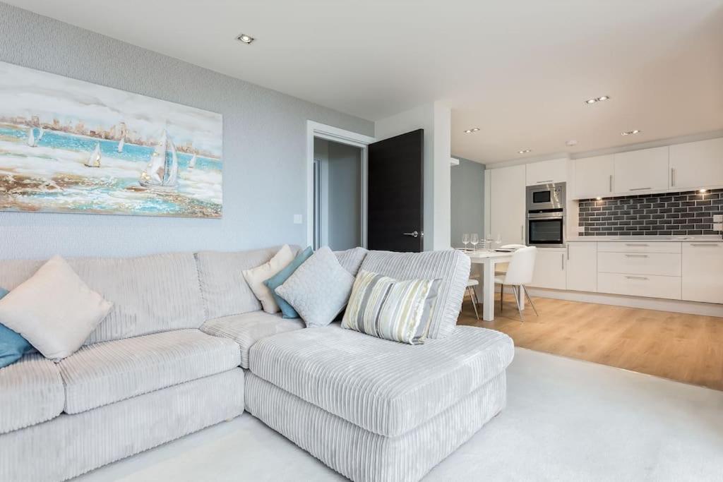 Stunning 2 Bed Apartment, Fabulous Sea View & 2 Minutes To Beach With Parking Bournemouth Ngoại thất bức ảnh