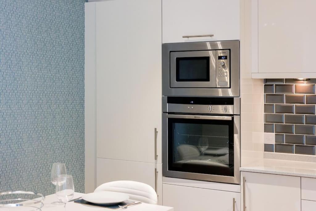 Stunning 2 Bed Apartment, Fabulous Sea View & 2 Minutes To Beach With Parking Bournemouth Ngoại thất bức ảnh