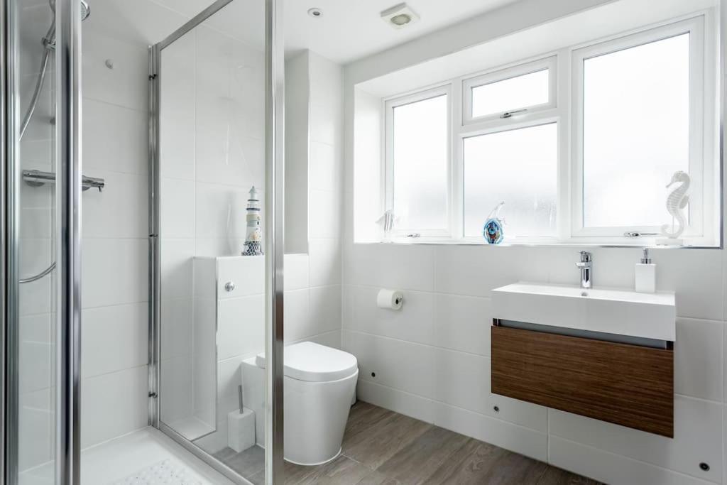Stunning 2 Bed Apartment, Fabulous Sea View & 2 Minutes To Beach With Parking Bournemouth Ngoại thất bức ảnh