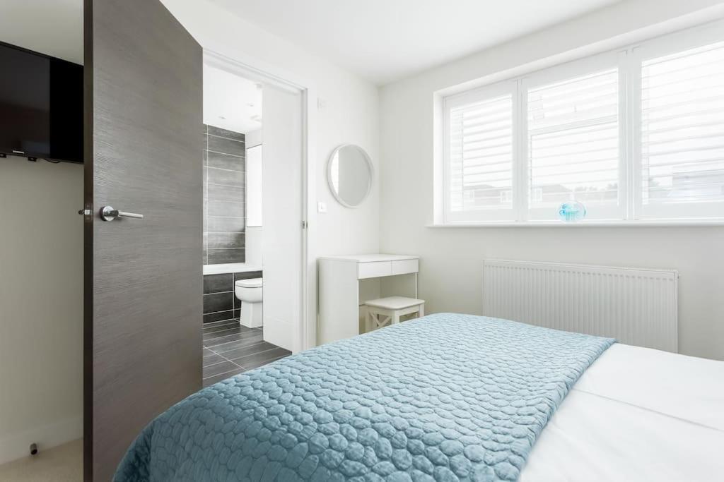 Stunning 2 Bed Apartment, Fabulous Sea View & 2 Minutes To Beach With Parking Bournemouth Ngoại thất bức ảnh