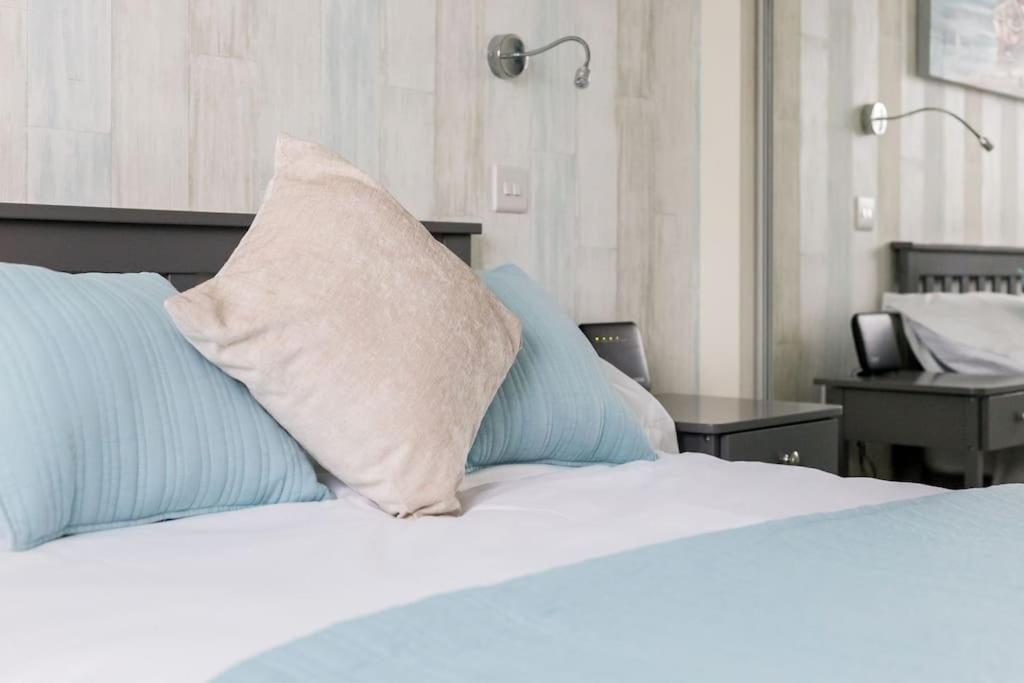 Stunning 2 Bed Apartment, Fabulous Sea View & 2 Minutes To Beach With Parking Bournemouth Ngoại thất bức ảnh