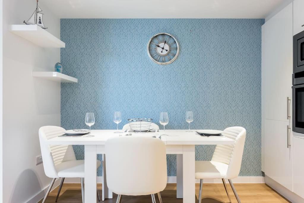 Stunning 2 Bed Apartment, Fabulous Sea View & 2 Minutes To Beach With Parking Bournemouth Ngoại thất bức ảnh