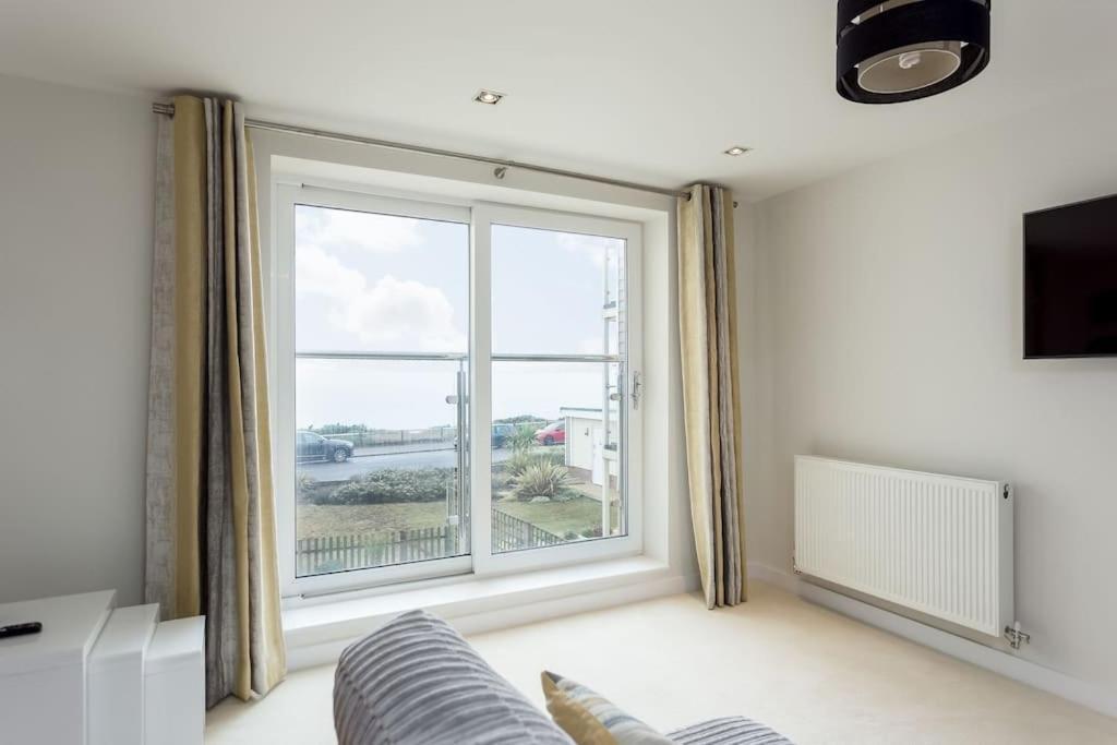 Stunning 2 Bed Apartment, Fabulous Sea View & 2 Minutes To Beach With Parking Bournemouth Ngoại thất bức ảnh